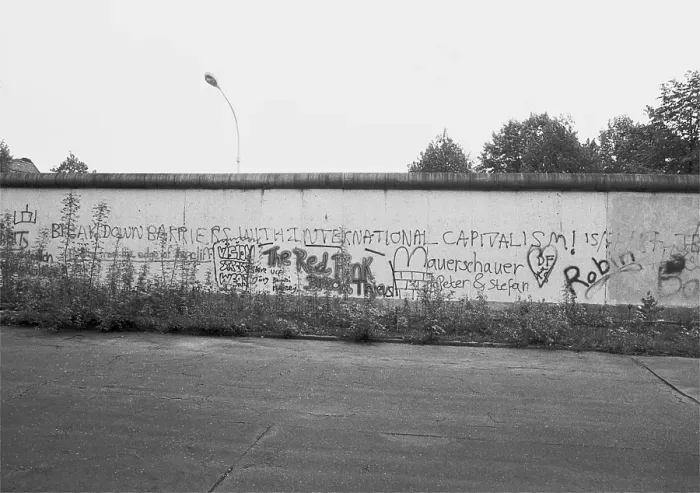 Framed Print : 20.11.1988, West Berlin, Strasse des 17. Juni, view of the Wall, next to the Brandenburg Tor West Berlin, Berlin-Tiergarten, Germany, Europe