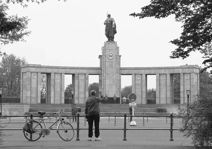 Framed Print : 20.11.1988, West Berlin, Strasse des 17. Juni, Tiergarten district, Soviet memorial for the fallen Soviet soldiers in World War II, a man waves to the soldiers West Berlin, Berlin-Tiergarten, Germany, Europe