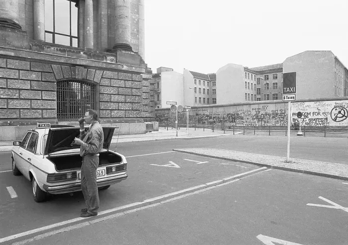 Framed Print : 20.11.1988, West Berlin, Strasse des 17. Juni, taxi stand at the Reichstag, view of the Wall West Berlin, Berlin-Tiergarten, Germany, Europe