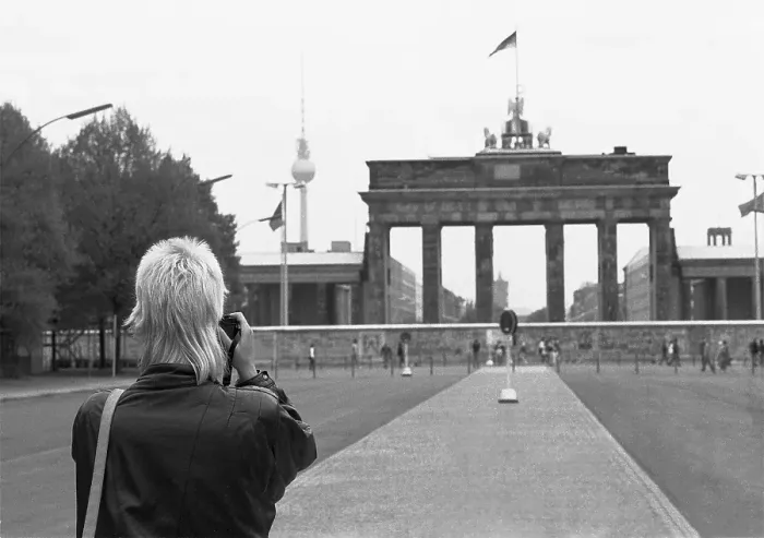 Framed Print : 20.11.1988, West Berlin, Strasse des 17. Juni, souvenir photo of the Wall, view of the Wall, behind it the Brandenburg Tor West Berlin, Berlin-Tiergarten, Germany, Europe Framed Print : 20.11.1988, West Berlin, Strasse des 17. Juni, souvenir photo of the Wall, view of the Wall, behind it the Brandenburg Tor West Berlin, Berlin-Tiergarten, Germany, Europe