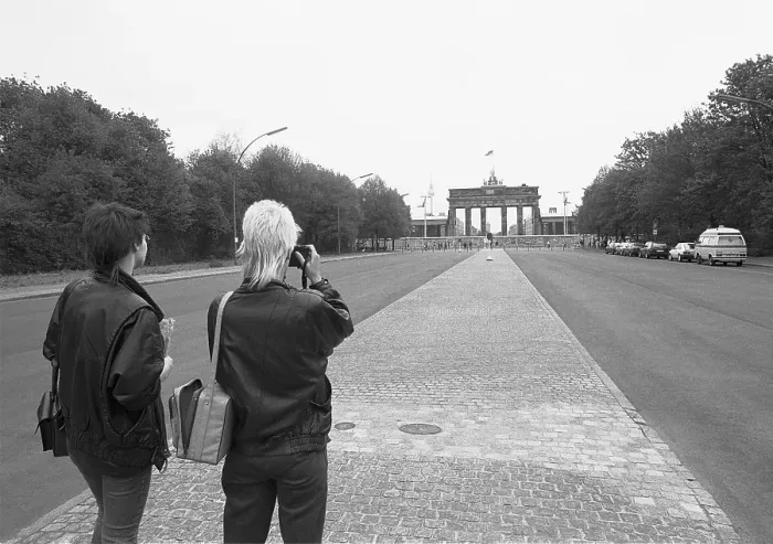Framed Print : 20.11.1988, West Berlin, Strasse des 17. Juni, souvenir photo of the Wall, view of the Wall, behind it the Brandenburg Tor West Berlin, Berlin-Tiergarten, Germany, Europe