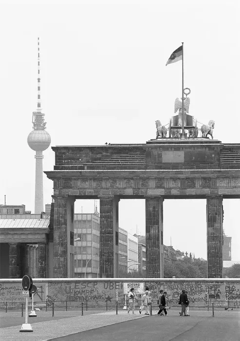 Framed Print : 20.11.1988, West Berlin, view of the Brandenburg Tor from the west side, Strasse des 17