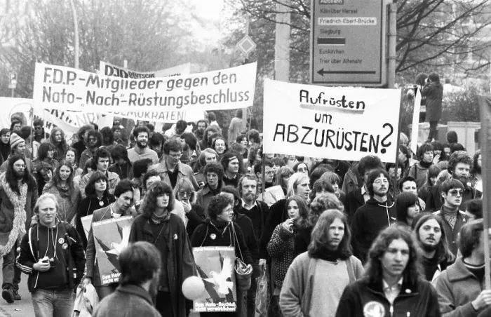 Framed Print : 25, 000 called by the peace movement demonstrated against new nuclear missiles