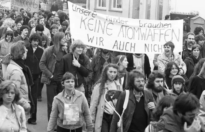 Framed Print : 25, 000 called by the peace movement demonstrated against new nuclear missiles