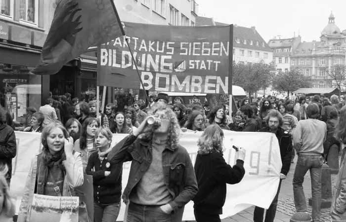 Framed Print : 25, 000 called by the peace movement demonstrated against new nuclear missiles