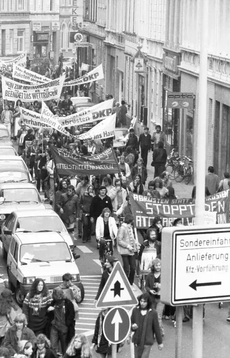 Framed Print : 25, 000 called by the peace movement demonstrated against new nuclear missiles