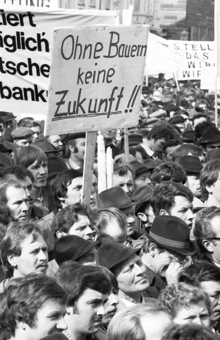 Framed Print : 25, 000 farmers protest on Bonn's market square