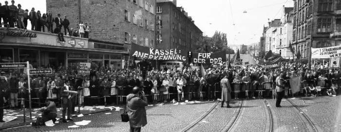 Framed Print : The 2nd meeting of Chancellor Willy Brandt with GDR MP Willi Stoph on 21 May 1971 in Kassel was accompanied by a large Framed Print : The 2nd meeting of Chancellor Willy Brandt with GDR MP Willi Stoph on 21 May 1971 in Kassel was accompanied by a large