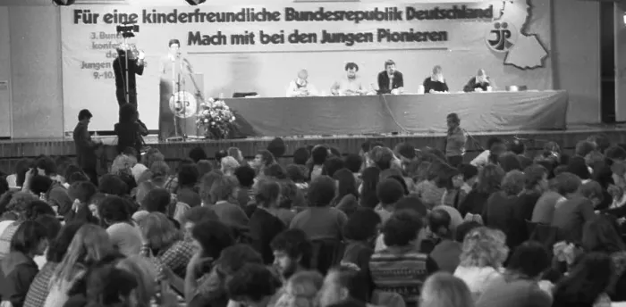 Framed Print : The 3rd federal congress of the DKP-owned children's organisation Junge Pioniere deliberated on 09 Framed Print : The 3rd federal congress of the DKP-owned children's organisation Junge Pioniere deliberated on 09