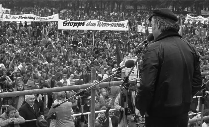 Framed Print : More than 40, 000 supporters of the peace movement gathered in Bonn on 22 May 1976 for a demonstration in favour of