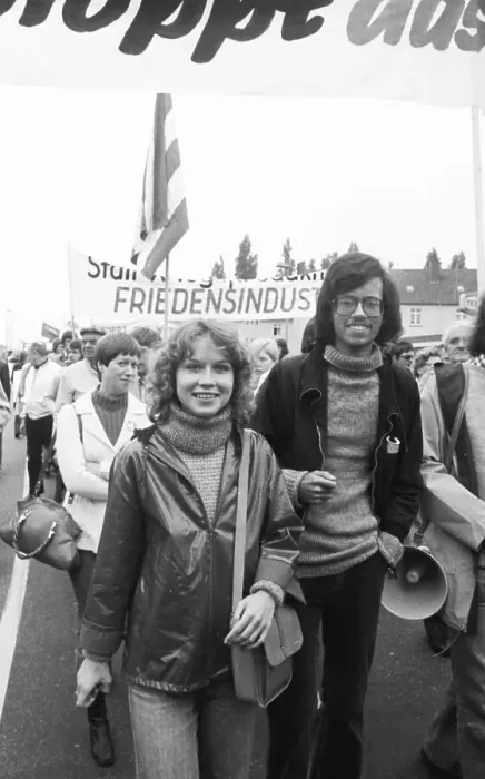 Framed Print : More than 40, 000 supporters of the peace movement gathered for a demonstration for disarmament in Bonn