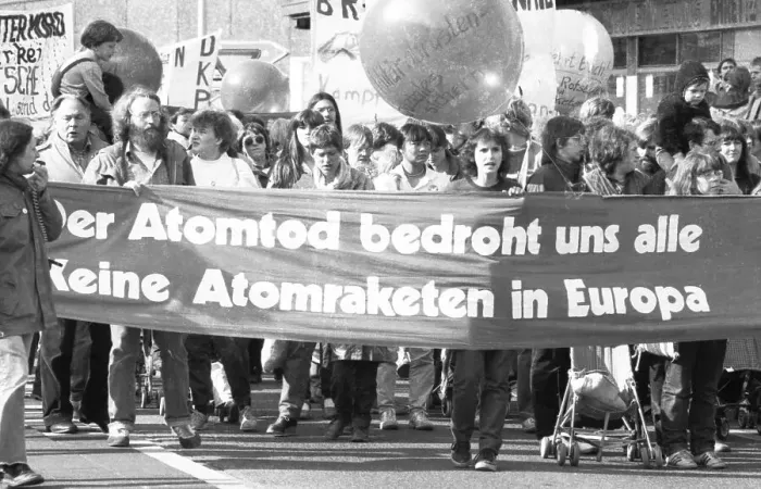 Framed Print : About 7000 supporters of the peace movement demonstrated against new nuclear missiles