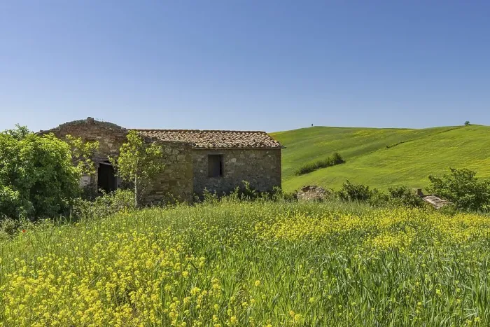 Framed Print : Abandoned farm, landscape around Pienza
