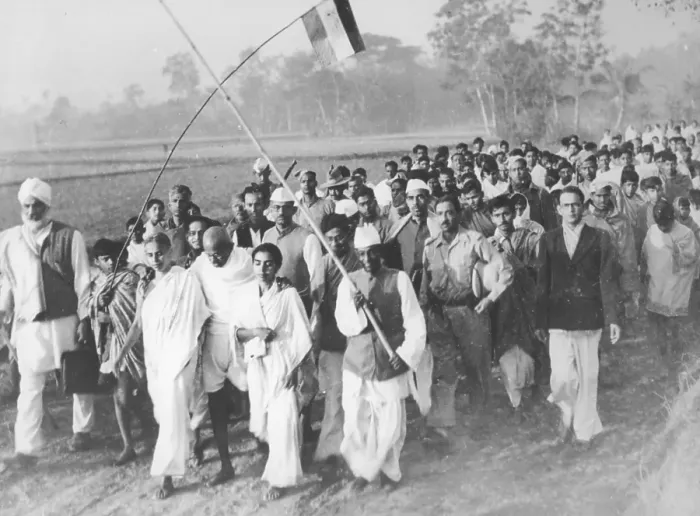 Framed Print : Accompanied by villagers and coworkers Mahatma Gandhi marches through the fields of Noakhali, West Bengal, India, Asia, December 1946, Asia Framed Print : Accompanied by villagers and coworkers Mahatma Gandhi marches through the fields of Noakhali, West Bengal, India, Asia, December 1946, Asia