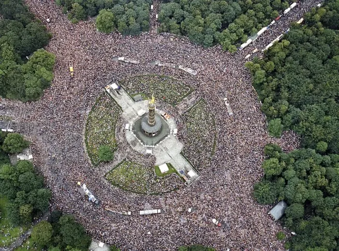Framed Print : Aerial view of the Victory Column during the Love Parade Framed Print : Aerial view of the Victory Column during the Love Parade