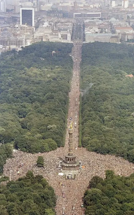 Framed Print : Aerial view of the Victory Column during the Love Parade