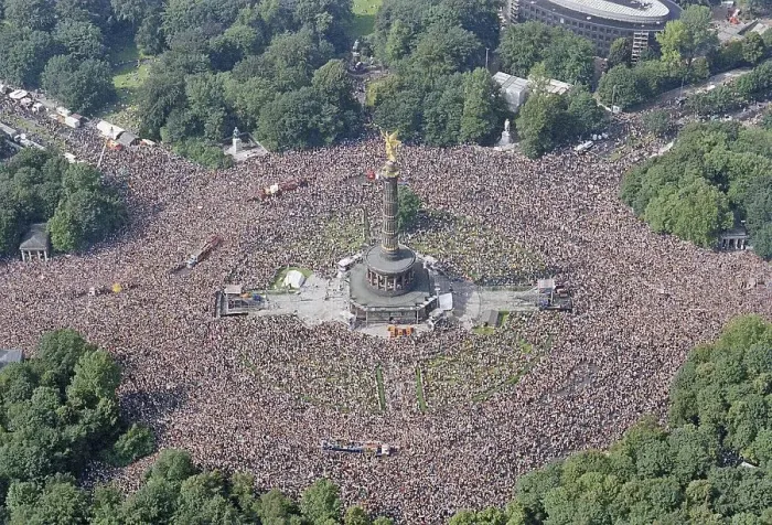 Framed Print : Aerial view of the Victory Column during the Love Parade