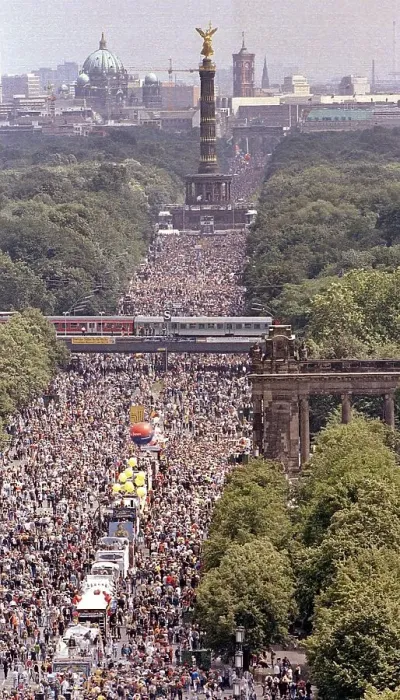 Framed Print : Aerial view of the Victory Column during the Love Parade