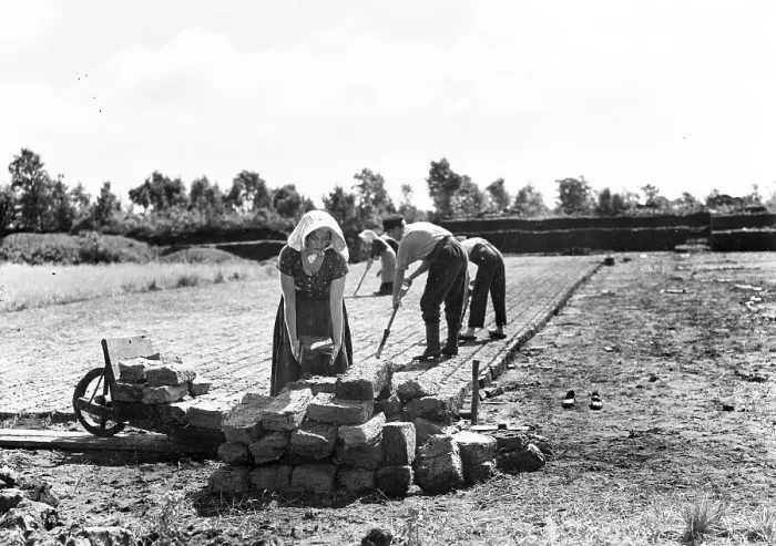 Framed Print : Agriculture, turf cutting workers Framed Print : Agriculture, turf cutting workers