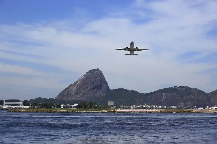 Framed Print : Aircraft on approach to Aeroporto Santos Dumont