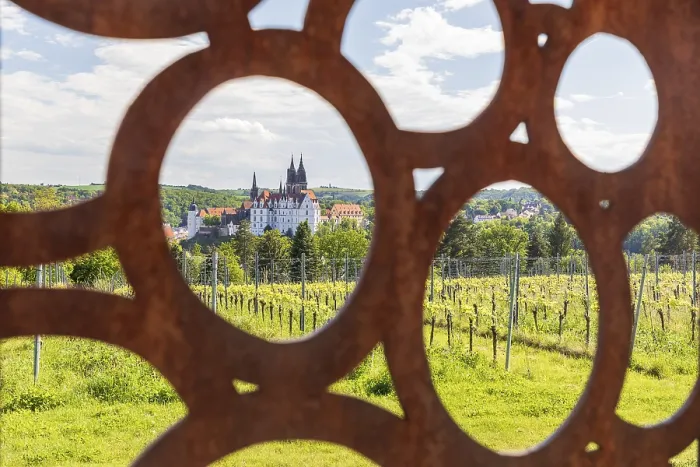 Framed Print : Albrechtsburg with cathedral seen through the stele at Saxony's most beautiful wine view