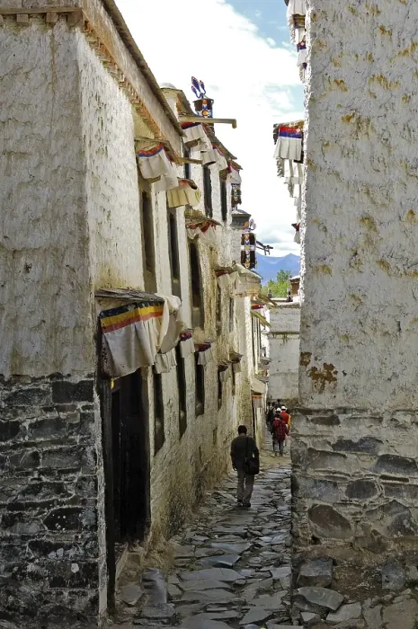 Framed Print : Alleyway, Jamkhang Chenmo monastery Framed Print : Alleyway, Jamkhang Chenmo monastery