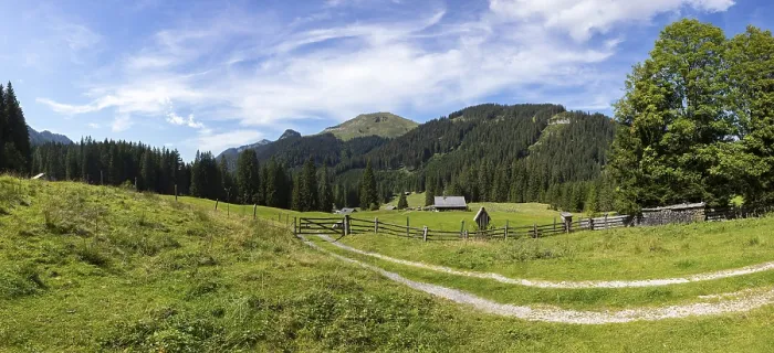 Framed Print : Alpine landscape on the Ausserlienbachalm with Labenberg