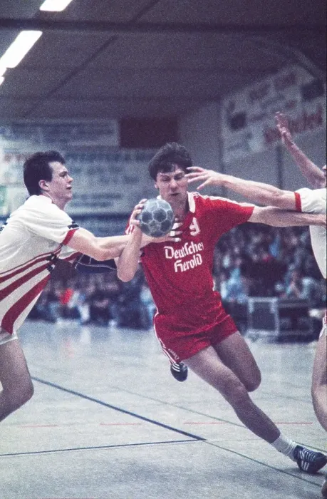 Framed Print : Andrei Alexeyevich Tyumentsev (red), handball, European Champion Clubs Cup, TUSEM Essen (white), SKA Minsk (USSR), 28 April 1990, Germany, Europe