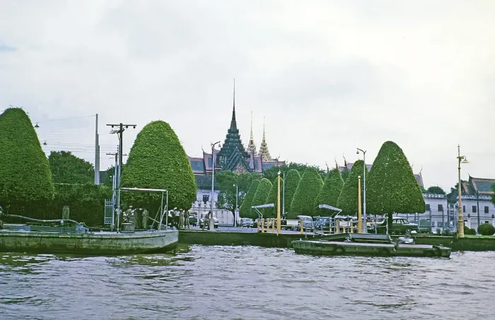 Framed Print : Anlegestelle fuer Boote und buddhistischer Tempel des Smaragdbuddhas oder Wat Phra Kaew, Fluss Chao Phraya, Bangkok, Thailand, 1964, Asia