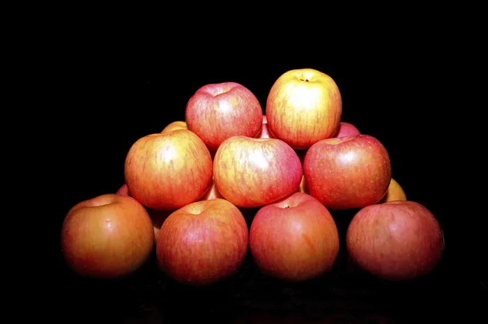 Framed Print : Apples on black background