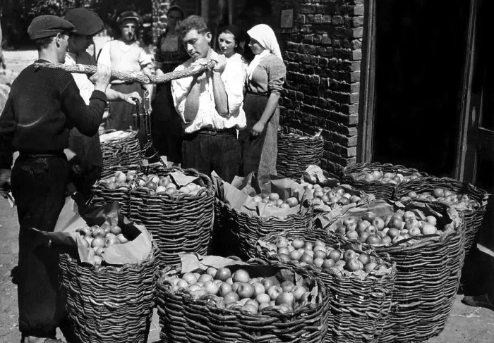 Framed Print : Apples, market, ca. 1922, exact place unknown