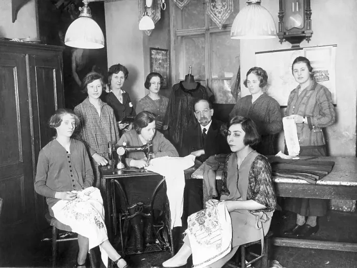 Framed Print : Apprenticeship as tailor, seamstresses 1920s Framed Print : Apprenticeship as tailor, seamstresses 1920s