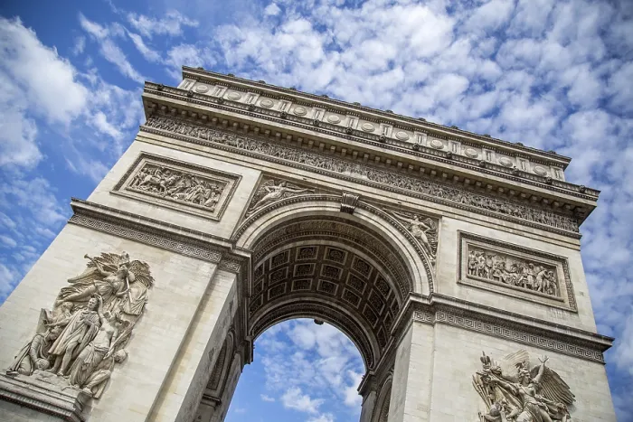 Framed Print : The Arc de Triomphe in Paris against a blue sky