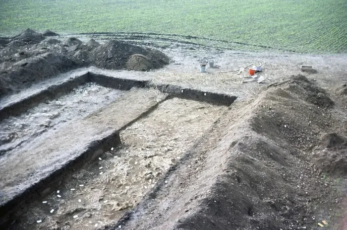 Framed Print : Archaeological excavation of a Neolithic causewayed enclosure, Great Wilbrahim, Cambridgeshire, England, UK 1976 Framed Print : Archaeological excavation of a Neolithic causewayed enclosure, Great Wilbrahim, Cambridgeshire, England, UK 1976