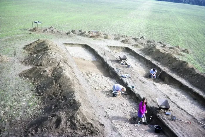 Framed Print : Archaeological excavation of a Neolithic causewayed enclosure, Great Wilbrahim, Cambridgeshire, England, UK 1976