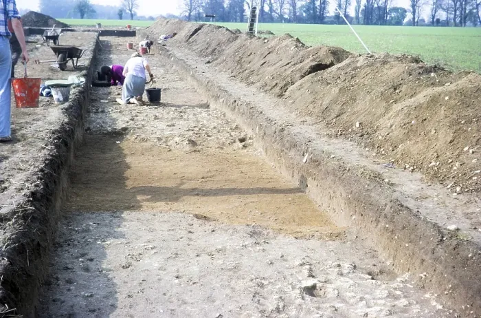 Framed Print : Archaeological excavation of a Neolithic causewayed enclosure, Great Wilbrahim, Cambridgeshire, England, UK 1976