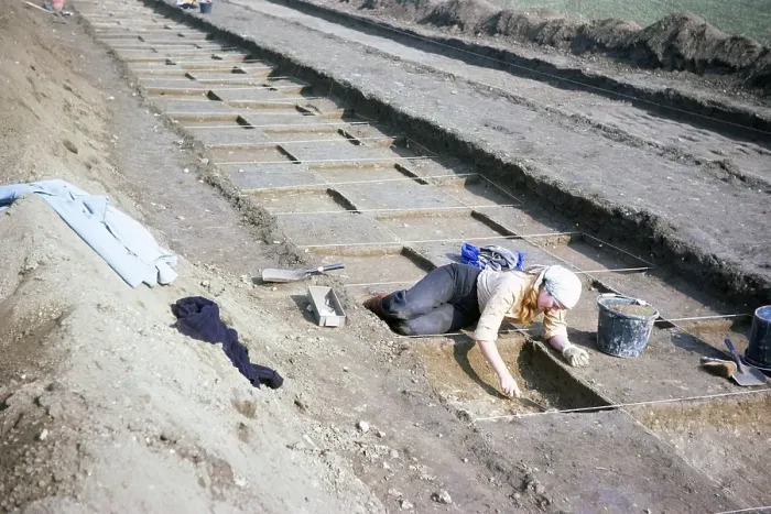 Framed Print : Archaeological excavation of a Neolithic causewayed enclosure, Great Wilbrahim, Cambridgeshire, England, UK 1976 Stripping of a cutting frame