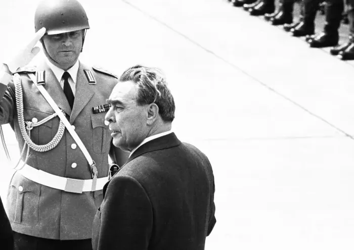 Framed Print : On the arrival of the Soviet head of state and party Leonid Brezhnev by Willy Brandt on 18
