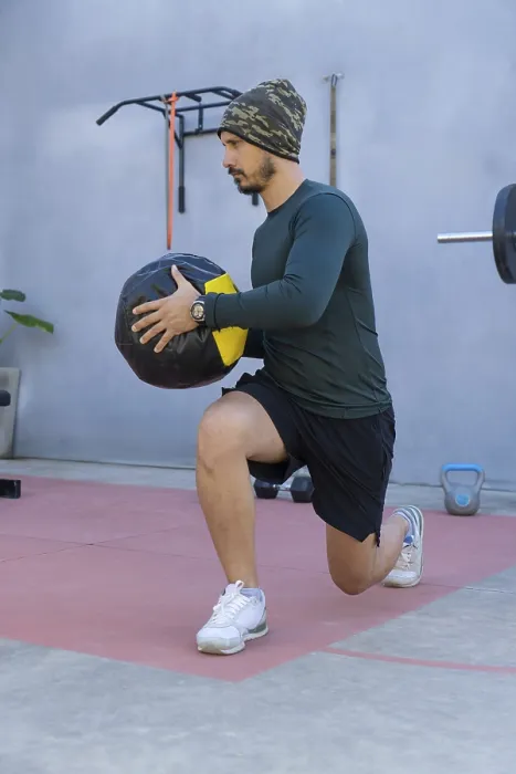 Framed Print : Athlete wearing a beanie, long-sleeved shirt Framed Print : Athlete wearing a beanie, long-sleeved shirt