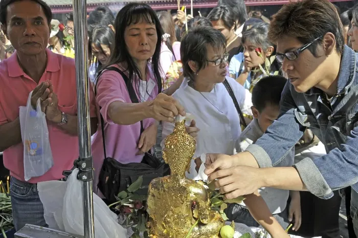 Framed Print : Attaching of leaf gold and prayers in front of the Wat Phra Kaeo Grand Palace (Temple of the Emerald Buddha) Framed Print : Attaching of leaf gold and prayers in front of the Wat Phra Kaeo Grand Palace (Temple of the Emerald Buddha)
