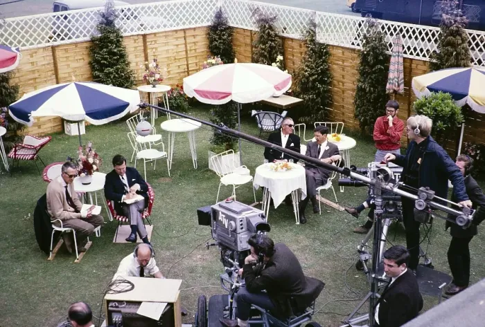 Framed Print : ATV-Fernsehen ITV Aussenuebertragung, Tennisturnier in Wimbledon, England, Vereinigtes Koenigreich 1967 Overhead-Aufnahme der Interviewkabine mit Dickie Davies und Kamerateam. Foto von Alan Taffy Harries