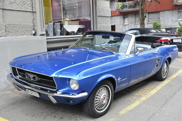 Framed Print : Auto, Oldtimer, Ford Mustang, Verkehr Framed Print : Auto, Oldtimer, Ford Mustang, Verkehr