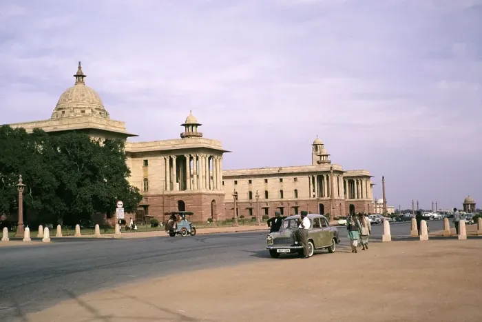 Framed Print : Auto und Fahrer parken in der Naehe des Regierungssekretariats, Rajpath, Neu-Delhi, Indien, 1964