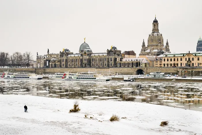 Framed Print : Bank of the Elbe River in Dresden in the snow