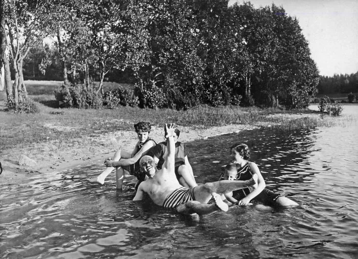 Framed Print : Bathing group at the Lake Ammer