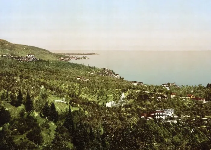 Framed Print : The Bay, Gardone, Lake Garda, Italy Framed Print : The Bay, Gardone, Lake Garda, Italy