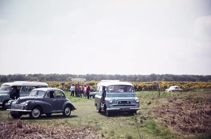 Framed Print : Bedford-Kleinbusse und Morris-Minor-Auto, Gruppe von Menschen auf einer Heide, Salthouse, Norfolk, England, UK Framed Print : Bedford-Kleinbusse und Morris-Minor-Auto, Gruppe von Menschen auf einer Heide, Salthouse, Norfolk, England, UK