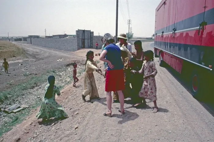 Framed Print : Begging children at a photo stop, tourists, Rotel-Tours bus, Euphrates Valley, Syria, May 1987, vintage, retro, old, historical, Asia Framed Print : Begging children at a photo stop, tourists, Rotel-Tours bus, Euphrates Valley, Syria, May 1987, vintage, retro, old, historical, Asia