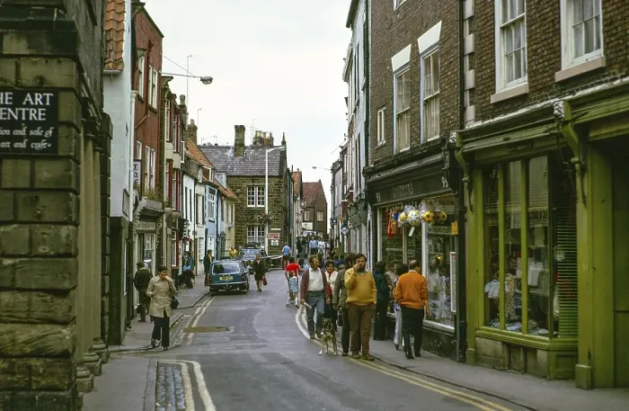 Framed Print : Belebte Einkaufsstrasse im Stadtzentrum, Whitby, North Yorkshire, England, UK 27. Juli 1974