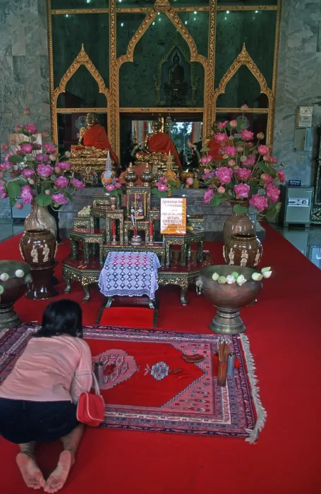 Framed Print : Believers pray at Wat Chalong monastery